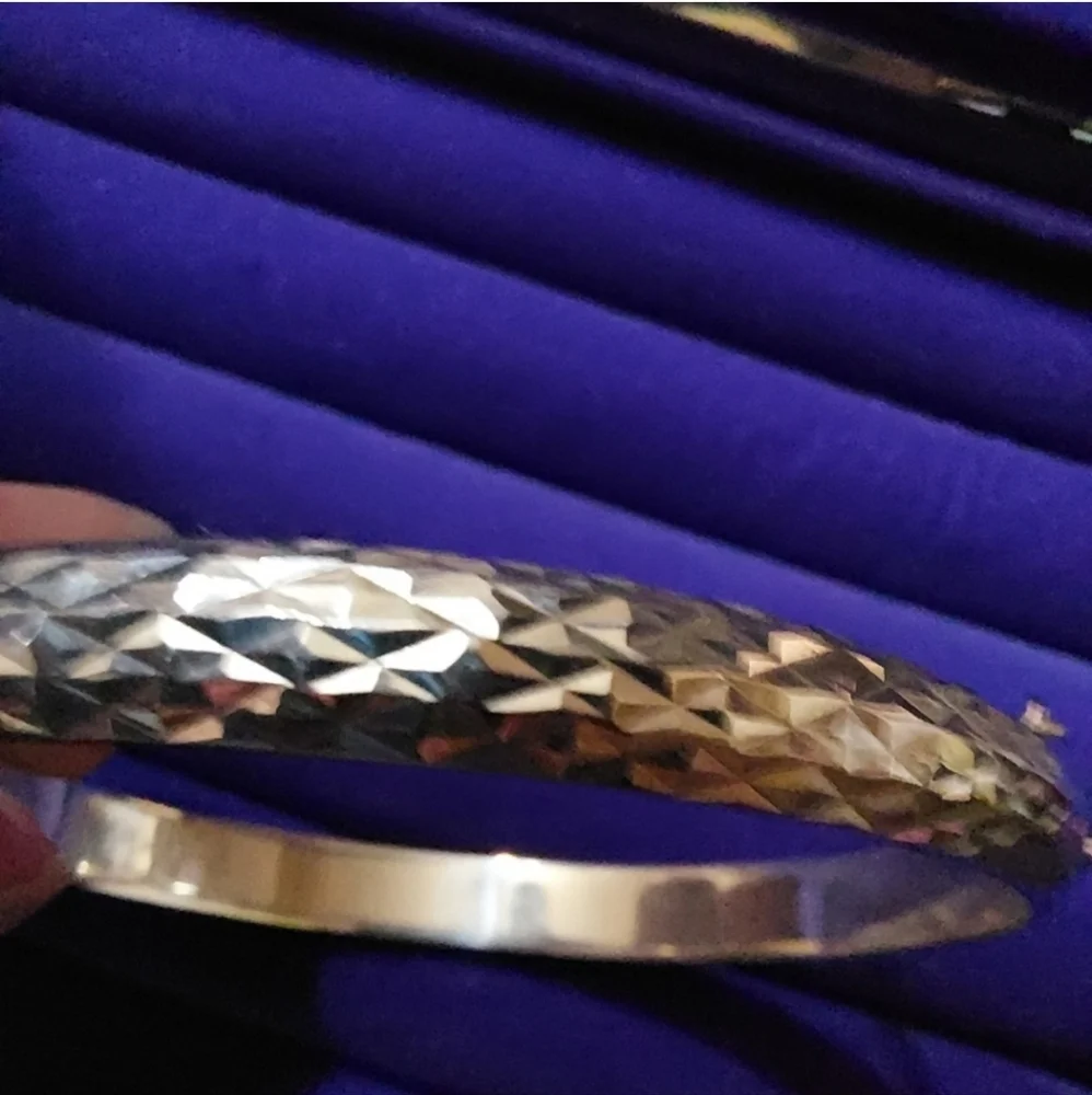 Rhodium Over Sterling Silver Polished and Diamond-cut 7.00mm Hinged Bangle ✨️ - Picture 7 of 8